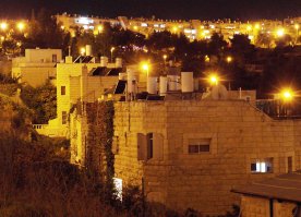 Дуд шемеш (солнечный котёл) Иссара-Тавора, родина его Израиль, разработан в середине 50-ых, система проста, как и все гениальное. В Израиле нет - централизованного нагрева воды и центрального отопления, как в СССР и старнах бывшего СССР, по этому все дома оборудованы такими котлами. Бывают на 120, 150 и 200 литров. В отсутствии солнца вода нагревается обычным ТЭНом. Есть и недостатки: очень боится мороза, т.к. вода, замёрзшая в самой батарее просто её разорвёт, а замена обойдётся далеко не в один шекель. По этому, в морозные ночи приходится чуть приоткрывать воду. А ещё тут постоянно дует ветер, который приносит с собой пыль и песок из пустыни, и после каждой песчанной бури батарею необходимо мыть, т.к. эффективность пыльной батареи снижается в разы.