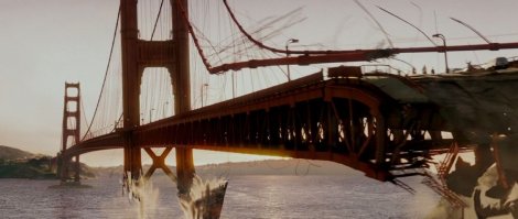 По поводу моста "Золотые ворота": тут вообще ничего странного или чего-то подобного. Более того: для нас, россиян, смотрящих все эти западные ужастики, фильмы-катастрофы и фантастику, как раз непривычно видеть этот мост целым. Потому как, в каждом таком "художественном произведении" данный мост страдает чуть ли не первым... Художники, рисующие апокалипсис, тоже обожают "рушить" этот мост.