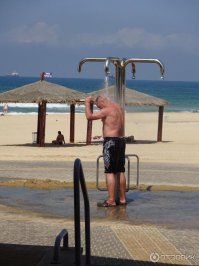 Почему именно для геев? У нас такой душ и сегодня на пляже стоит