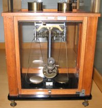 Где я реально мучился как левша - это в универе, было много работы по взвешиванию на аналитических весах, гирьки и разновесы нужно было класть справа, делать это левой рукой - сущая мука!