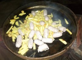 Сковородка из диска культиватора , картошка,грибы и колбаски гриль собственного производства умммм....
