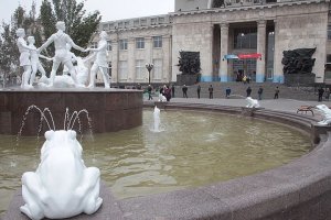 Так и хочется спросить, - "Ты что - не русский?"
Это не венец психоделики - это апофеоз войны.
Скульптура на Привокзальной площади в Сталинграде. Возможно одно из немногих, что осталось практически целым после полугода боевых действий.