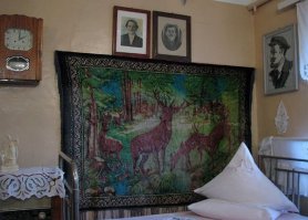 Портрет Ленина на стене в изголовье кровати. Вот была вера у людей в светлое будущее... Я даже и представить не могу портрет Путина в своей  спальне.