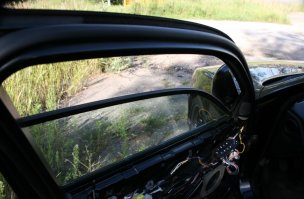 Это чисто северный прикол, очень чувствуется цимус после минус 30С. Но в Москве! Видать какой-то хохол работал на севере разнорабочим или слышал про такое и когда сочинял байку, то выдумал такую ересь. Они там в хохляндии все бронированными машинами бредят, когда там строил много, ещё после первого майдана, всё спрашивали как я на небронированных машинах езжу, на что я отвечал - работаю я так, что мне броня на машине не нужна.