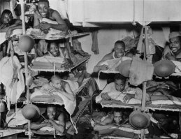 Сначала подумал, что они в кандалах.