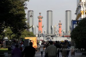 Меня переклинило с фотки Авроры на фоне ростральных колонн... Да еще Зимний справа. Пока не сообразил, что фотка сделана в момент перегона Авроры с верфей, где она была на ремонте, к месту стоянки.