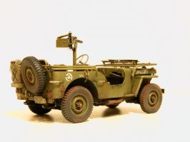 1/35 , все открывается и закрывается , пулемет вертится в 2-х плоскостях , шансовый инструмент и канистра не приклеены и снимаются
