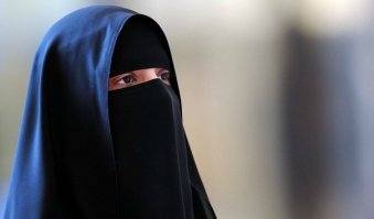 Если чуму не остановить, то скоро у женщин будет одна прическа.