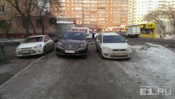 Угол Боровая-Бехтерева. Справа дом торчит посветлее. У меня сестра там живет. У нее под окнами полупустая парковка, она туда машину ставит. 60 рублей/сутки, 1500 месяц. О жлобстве гандонов с фото можно слагать легенды.