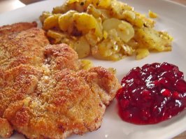 Брусника идет в качестве добавки во многие мясные блюда - не только в Шведции,
Кто был в Австрии и ел Венский шнитцель, вспомнит, что к нему идет брусничное варенье... обычно в белых пиалках.
В Германии так же огромное количество мясной панировки с брусникой. Очень вкусно.