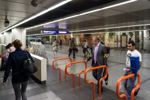 Удивился поначалу, как за два года, что я не был в Вене успели развернуть. В Будапеште был очень давно, но также не припомню турникетов в метро. Полез гуглить. Или весь интернет лжет или... Большая просьба выложить фото Венского и Будапештского турникета на входе в метро. Разумеется под турникетом понимается, не просто разделяющая людской поток конструкция, а "устройство, предназначенное для ограничения прохода людей в случае, когда необходима проверка права входа и выхода для каждого проходящего. Основная задача турникета   создать физическую преграду перед человеком, до его авторизации, которая может осуществляться с помощью механизмов или электронных устройств, или до принятия решения сотрудником, отвечающим за пропуск на территорию..."