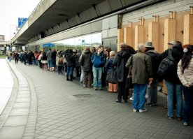 Стройки, свалки, котлованы "..шикарные снимки Сталинского..." -и в чем прикол? Или в королевской Англии, гитлеровской Германии, республиканской Франции котлованы и свалки красивее?
  Кстати обратим внимание на снимок магазина Бакалея и толпа перед ним, а далее снимок магазин Мясо-Рыба и отсутствие толпы, а почему так? Давно по инету кочуют сказки про "молоко с 4 утра" и "хлеб с вечера всей семьей занимали"- попытался доискаться КАК делались эти снимки? Откуда такая очередь? Ларчик открывался просто -в советских магазинах был ОБЕДЕННЫЙ ПЕРЕРЫВ 1 ЧАС!!! Вот как раз накопившуюся толпу в момент открытия и любили фотографировать "будущие либералы" и иностранные атташе...
   P.S. Мне так понравились такие приколы "нашей либерастни", что я не смог удержаться;) голодающие англичане в очереди -