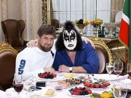 Представитель одной гордой, НО независимой рэспуплики выбирает сэбэ тамада на дэнь нэзавымосты.