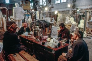 Рабочие Ордена Ленина Лениностроительного завода имени Ленина празднуют Ленинскую премию за создание к юбилею Ленина статуи Ленина.