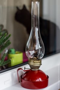 ...лампа керосиновая...приходилось под ее светом  домашние школьные задания готовить...