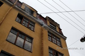 Ну, вот хотя бы эта фотография. Это ещё круче любимых Вами хрущёвок. Тут водосточная труба в дымоход от кафе переделана. Да и дом старее и страшнее.