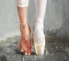 Эээ... Вы, вообще, представляете, что значит "научиться танцевать балет"? 
Балетные училища называют "хореографическим Освенцимом" не ради красного словца. И начинается это с 5-6 лет, потому что позже - практически бесполезно. 

Если Вы думаете, что достичь легкости на пуантах для съемок за несколько месяцев возможно легкими путями, то я Вас разочарую. Любители на пуанты не становятся как минимум год-два, а Портман и Кунис делают довольно сложные пируэты на пуантах всего через несколько месяцев. 

Все то, что кажется таким легким, на самом деле очень и очень сложно. 

Идея балета "для себя"? Что Вы с ним будете делать "для себя"? Где и как танцевать? Это не бальные или латинские танцы. Балетом в зрелом возрасте занимаются ради процесса вместо фитнесса, что тоже многое говорит о его только кажущейся легкости.