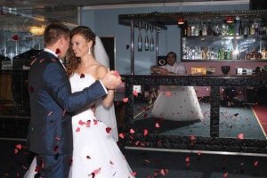 ... девчонка на заднем плане, то же хотела поучаствовать?  :)