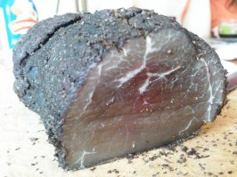 По ошибке выдержал в марле с солью не три недели, а  две. Возможно, поэтому вышло чуток сыровато, а может, потому, что прожилки сала всё-же встречаются. Но всё равно вкус интересный вышел )