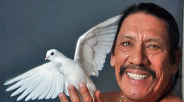 Дэни Трэхо выглядел старым всегда, при этом располагал к себе: