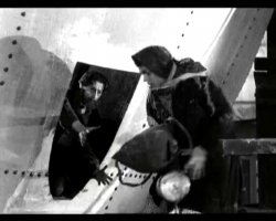 Советский фильм "Аэлита" 1924 года. Корабль присутствует. На скриншоте предоставлена погрузка припасов для полёта на Марс.