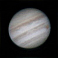 Буквально этой ночью смотрел в прошлое. :)
Небо над Москвой было чистым, и с балкона получилось сфотографировать Юпитер, который в тот момент находился от нас на расстоянии 671 млн км.
Соответственно, свет от него шел 37.5 минут.
Телескоп: SW MAK90, камера Canon EOS 550D.
Обработка: PIPP, Autostakkert, Registax.
Время съемки: 00:00 и 01:30.