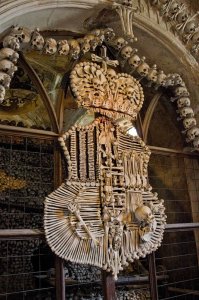 Костница в Седлеце или Костёл Всех Святых   готический кладбищенский костёл в Седлеце, район чешского города Кутна-Гора, в крипте которого располагается самая большая в Чехии костница.Был там в 2006 место жутковатое.