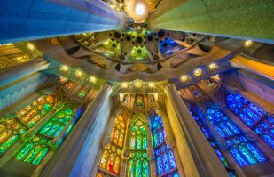 Ну раз так фотографии понравились, то еще чуть закину. Вот ночной Мадрид и своды Саграды Фамилии. А вообще, кроме современной архитектуры в Испании огромное количество памятников истории, которые сохранились до наших дней целыми городками. Их только по Каталонии больше двух десятков и каждый из них изумительно прекрасен. Если интересно, могу отдельным комментарием опубликовать фотки оттуда или даже отдельным постом. Как думаете?