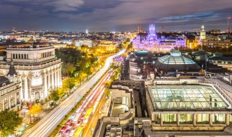 Ну раз так фотографии понравились, то еще чуть закину. Вот ночной Мадрид и своды Саграды Фамилии. А вообще, кроме современной архитектуры в Испании огромное количество памятников истории, которые сохранились до наших дней целыми городками. Их только по Каталонии больше двух десятков и каждый из них изумительно прекрасен. Если интересно, могу отдельным комментарием опубликовать фотки оттуда или даже отдельным постом. Как думаете?