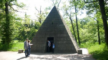 Привет земляк! Салют с БАМа (если ты понял)!

На фото пирамида в Пушкине.
Воронежская выглядит совсем по другому.