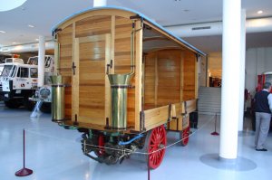 1. Первый грузовик из Копрживнице (понятно - копия в музее). Год выпуска 1898, грузоподъемность 2,5 тонны. Использовался для перевозки бочек с пивом. Снят сзади. Имел радиатор испарительного типа. Условно горячую воду подавали на крышу, там она растекалась/ охлаждалась и по трубам (голубого цвета) попадала в медные емкости, оттуда - в двигатель. Расход воды был в 10 раз больше, чем расход бензина...