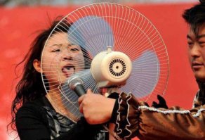 о, я в детстве тоже пела в вентилятор! мы развлекались как могли...