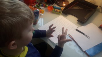 Сын решает примеры и за это играет один час на пс. Конечно подзатылиник дешевле, но я против таких мер.
Осудите меня