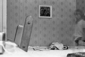 И чё? Ниже выкладываю две фотки. Первая с выдержкой 30 секунд. Брат просто перемещался с замиранием в соответствующих местах во время экспонирования. На второй он же случайно влез в кадр, когда я практиковался с выдержками от руки. Оборудование: штатив, Зенит-ЕТ, Мир 20-А, Гелиос 44-2. 1988 год. Никакого фотошопа. Только брутальные аналоговые девайсы. Уверен, 99,99999999999999999% "потусторонних фоток" имеют схожий принцип происхождения.