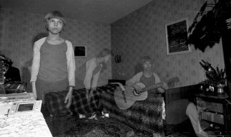 И чё? Ниже выкладываю две фотки. Первая с выдержкой 30 секунд. Брат просто перемещался с замиранием в соответствующих местах во время экспонирования. На второй он же случайно влез в кадр, когда я практиковался с выдержками от руки. Оборудование: штатив, Зенит-ЕТ, Мир 20-А, Гелиос 44-2. 1988 год. Никакого фотошопа. Только брутальные аналоговые девайсы. Уверен, 99,99999999999999999% "потусторонних фоток" имеют схожий принцип происхождения.