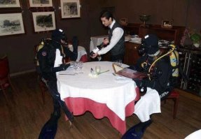 Действительно, странно! Шланг октопуса слева, а не справа!