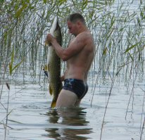 вид сбоку на глубине 4 м, стрелял дважды