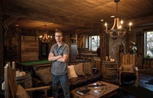 Да ладно!
"Фанат The Elder Scrolls создал комнату в стиле Skyrim. В ней он повторил всё, каждую часть интерьера,и даже немного брони. "
Судя по фото - обшил вагонкой комнату и поставил бочку со свечкой. 
Всё.  
Что за бильярд? Кожаный диван? Лавки должны быть! Журнальный столик - это взамен монументальным столам? 
На троечку, в общем.