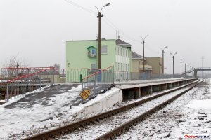 Мне было лет 5-6, когда мой "чайник" застрял в перилах платформы ст. "Обловка" ЮВЖД (г. Уварово, Тамбовской обл.) Меня так же пытались достать, и также пропихнули. Самый пикол состоял в том, что поезд стоял у перрона (стоянка 2-3 минуты), а ходил он тогда 1 раз в 2 дня...

А вот и сама станция. Перила, как мне помнится, не меняли с тех времён. Застрял где-то напротив зеленого здания... :)