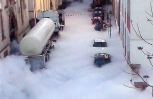 Начало января 2016 года. Через город Майнц движется автоцистерна, перевозящая жидкую углекислоту. Посреди города выпускной клапан внезапно начинает травить жидкий газ на дорогу...