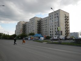 А Вы не рассматриваете вариант, что дом находится в нелучшем состоянии и требует вложений. А накопленный фонд капремонта был "потрачен" предыдущей УК?
И естественно новой УК надо чинить дом в долг, в последующем возмещая свои вложения. А скорее всего кандидаты сразу объявляют жильцам - решение проблем требует разового сбора по 40 тыр с квартиры, что естественно не устраивает уже жильцов.
Судя по внешнему виду, домик староват