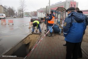 добавлю фото.
остался живой
16 марта в Ярославле произошло серьезное ЧП. По словам очевидцев, около 7 часов утра на троллейбусной основке на пересечении улиц Большой Октябрьской и Горвала провалился асфальт. В яму упал стоящий на остановке мужчина. К счастью, недалеко находились сотрудники полиции, которые вытащили бедолагу. Его на скорой отправили в больницу.