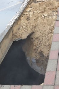 добавлю фото.
остался живой
16 марта в Ярославле произошло серьезное ЧП. По словам очевидцев, около 7 часов утра на троллейбусной основке на пересечении улиц Большой Октябрьской и Горвала провалился асфальт. В яму упал стоящий на остановке мужчина. К счастью, недалеко находились сотрудники полиции, которые вытащили бедолагу. Его на скорой отправили в больницу.