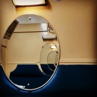 Сразу вспомнилась игра !"Portal" )))
