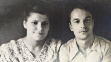 Мои бабушка с дедушкой, дед был ранен при обороне моста через Волгу в Ярославской обл. Попал в госпиталь в Ярославль. Бабушка рассказывала, что ходила к нему пешком (поезда не ходили) проведать по рельсам за 60км! зимой в минус 20 из Данилова, 2 раза в неделю! Говорит выходила вечером, а с утра уже в госпитале. Бабушке скоро исполнится 91 год. До сих пор есть в деревне трофейный бинокль.