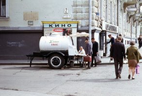 Хотелось точнее узнать время съёмки, на одном фото есть киноафиша, можно разобрать фильм "Эксперимент доктора Абса", который вышел на экраны 16 июня 1969 года. Значит фото начало лета 69-го...