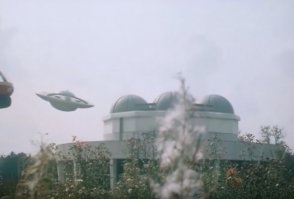 В фильме "Гостья из будущего" ,когда Коля Герасимов возвращается в Институт Времени, в эпизоде пролетает тарелочка