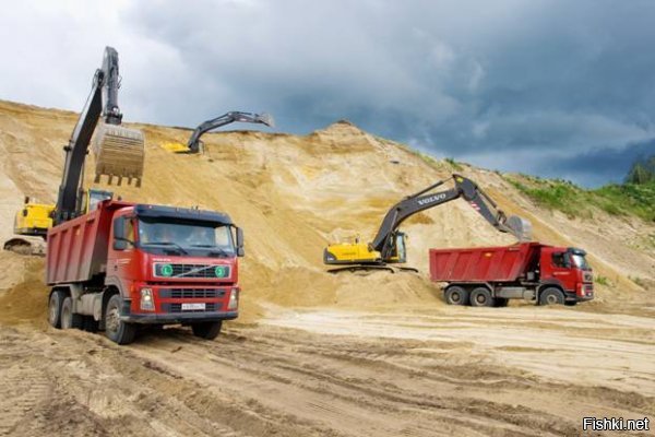 Орфографию простите.
В 2000 году сына надо было отдавать в садик.Мест нет в садике рядом с домом.Я решил зайти поговорить с директором.Она поинтересовалась где,кем,работаю,сколько получаю.Я ответил БЕЗРАБОТНЫЙ.Она ,Вы понимаете садик "элитный",у нас только дети чепешников и ооошников.Посмотрите как мы его обустроили и показывает свой кабинет и вид из окна где клумба,здорово чисто и красиво.Я предлагаю оплатить содержание сына в садике на год вперёд.ООО-ВЫ БЕЗРАБОТНЫЙ.Сын в саду рядом с домом.Всё ок.Через неделю довелось мне приехать его забирать.Захожу в группу говорят дети в песочнице на улице.Ищу песочницу и вижу

Спрашиваю это элитный сад для детей чепешников и ооошников,а где песок.
директриса ноет ,мол денег не хватает.
Привожу как на фото две машины

Высыпаю на участке группы сына.
ДЕТИ в восторге

Б.. через неделю приезжаю

Спрашиваю где песок
Я по группам в песочницы распределила,хорошо не жалко.
Прошёл по группам там по ведру насыпано.
Пока обходил садик,проехало 4 машины за детьми,ведь за руку нельзя довести,надо с понтом к двери.
Вот "элитный"б.. садик.
Так я вот к чему, дети не виноваты,что их родители пиписками мерятся,педагоги не знают на чей стороне быть либо с верхами либо с низами.
Давно уже известно,хочешь победить дай слабину.
Взяли парты так себе,а тут супер.
P,S:Сына из садика забрал в другой,карьер песочный мой,вот машина на то время была не престижная