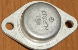я в 1975 м только родился)) ,
думаю Шушурин  далеко от кт818г и кт 819г не ушёл , это были папы выходных каскадов до 40 вт в канал , а  и не терпеть не мог эти транзисторы в пластике ... 
пластик 60вт , а  металл 100вт