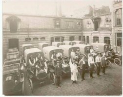 Американский добровольческий санотряд в Париже (ПМВ) на Фордах-Т.
Клёвый прикид для войны - канотье, рубашечки, галстучки...